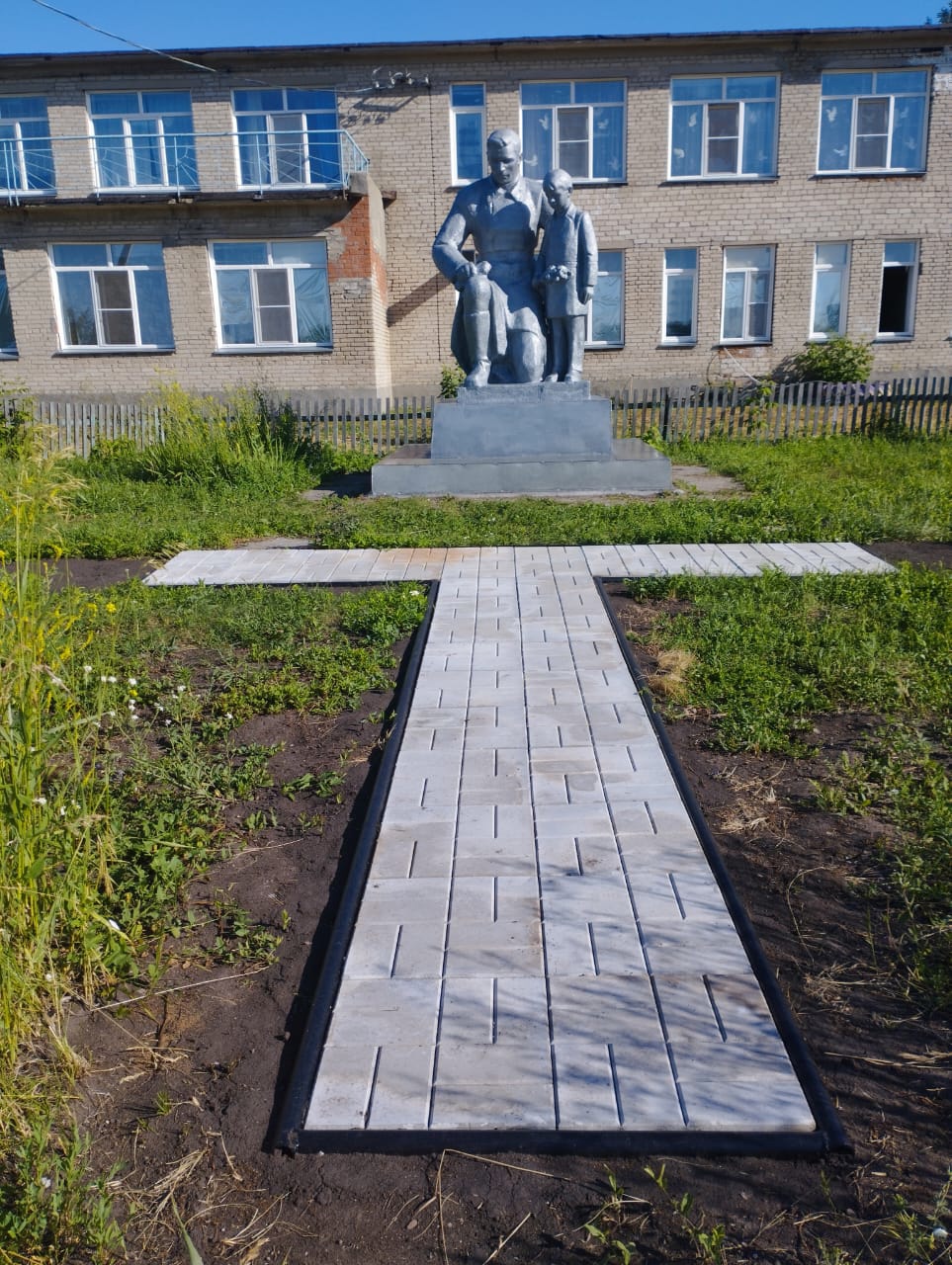 pamyatnik_sovetskiy_soldat_s_rebenkom_na_rukah.jpg